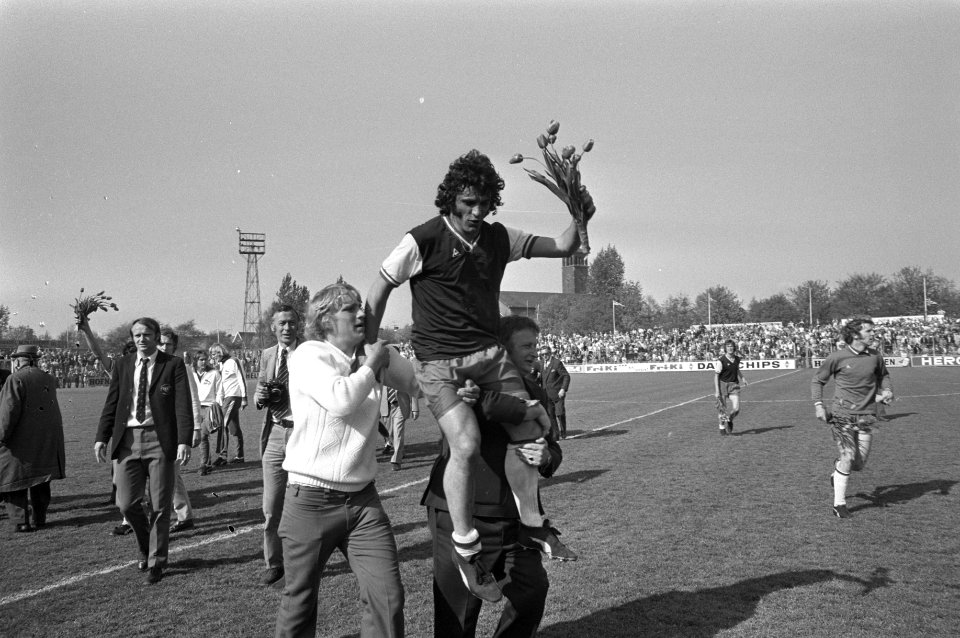 Speler Gerrie de Goede op de schouders genomen, Bestanddeelnr 925-5921