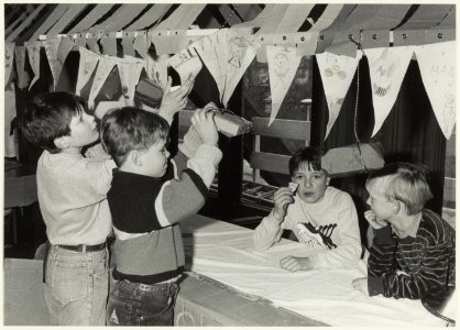 Spelende kinderen in buurthuis De Fjord. NL-HlmNHA 54022936