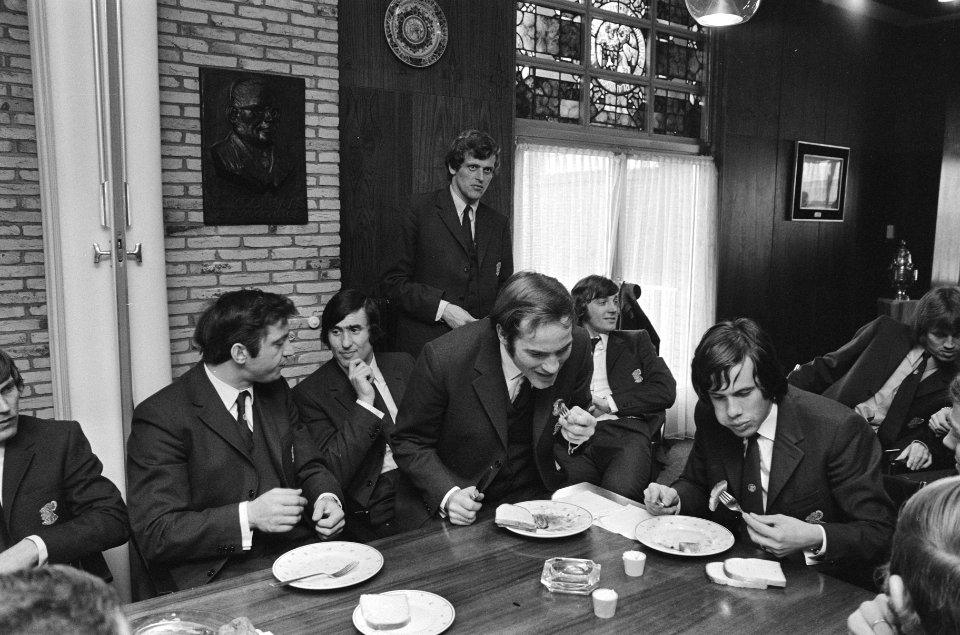 Spelers aan de maaltijd in de kantine, Bestanddeelnr 924-3358