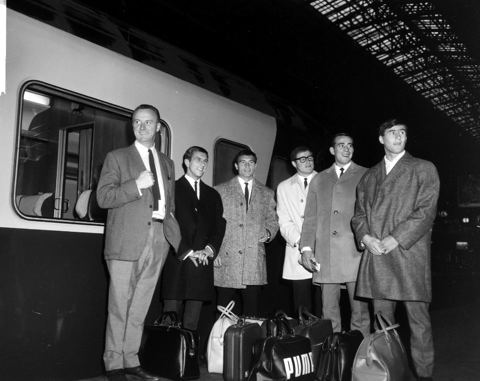 Spelers bij vertrek van het Centraal Station, v.l.n.r. Van Zanten, Flinkevleugel, Bestanddeelnr 918-4393
