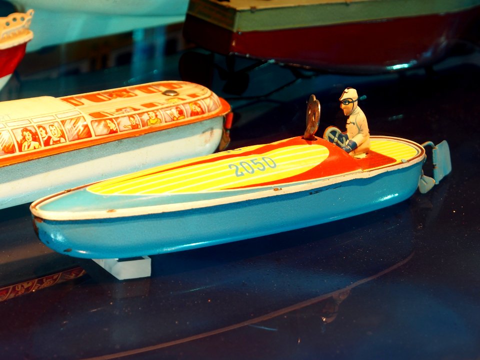 Speelgoedmuseum Deventer, clockwork wind-up tin toy, old speedboat