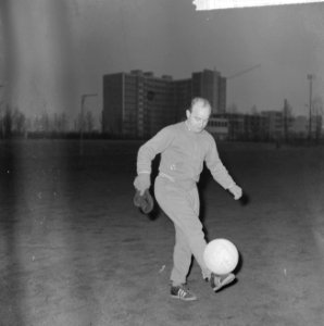Spelers DWS Vonhoff in actie met bal, Bestanddeelnr 917-5011