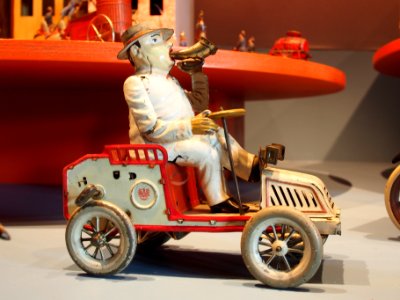 Speelgoedmuseum Deventer, clockwork wind-up tin toy, Lehmann Tut Tut pic2