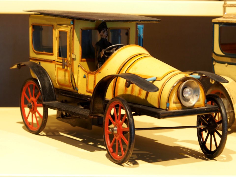 Speelgoedmuseum Deventer, tin toy car, pic4