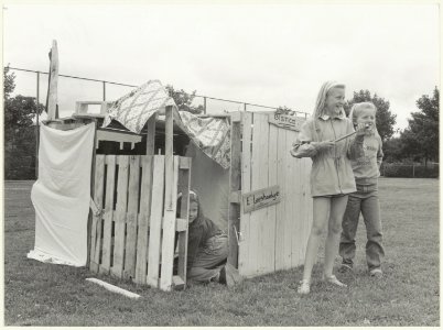 Spelende kinderen in het huttendorp bij buurthuis De Fjord., Fotoburo de Boer