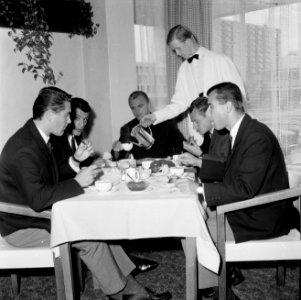 Spelers aan de ontbijttafel in het Rijnhotel, Bestanddeelnr 919-5366