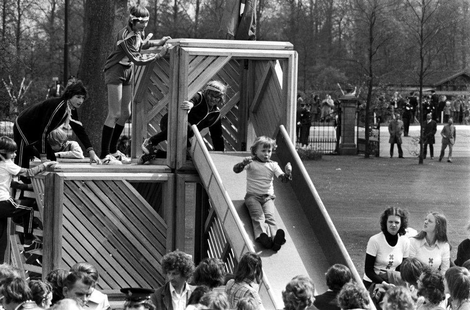 Spelende prinsjes op de glijbaan, Bestanddeelnr 927-9061