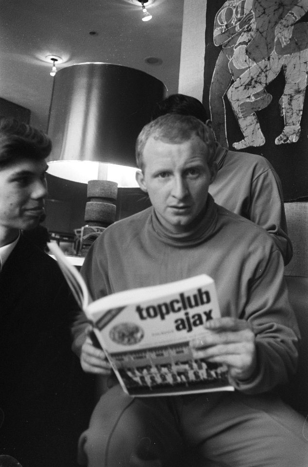 Speler Jimmy Johnstone met een blad over Ajax, Bestanddeelnr 924-3391