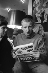 Speler Jimmy Johnstone met een blad over Ajax, Bestanddeelnr 924-3391