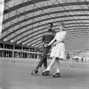 Spel en sport voor jeugd in RAI-gebouw te Amsterdam. Rolschaatsen, Bestanddeelnr 915-3583