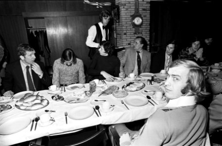 Spelers Ajax bijeen tijdens de lunch op de voorgrond Blankenburg, achter vln, Bestanddeelnr 927-6724