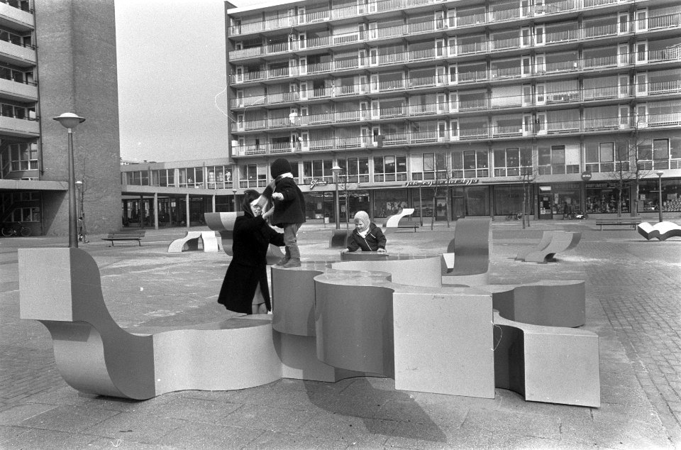 Speelplastieken van Wong Lun Hing op de Delflandplein, Amsterdam, Bestanddeelnr 922-2319