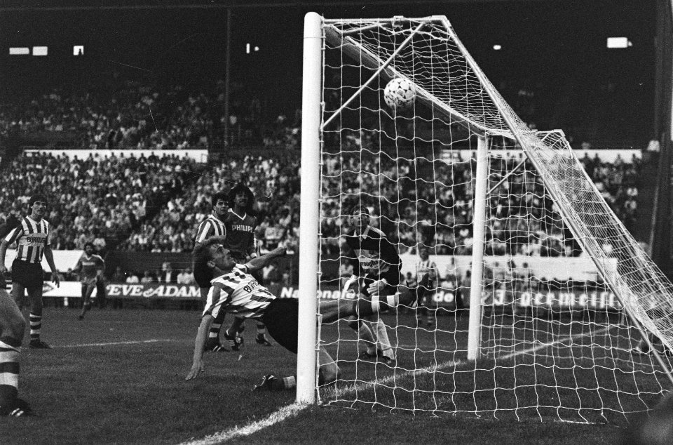 Sparta-PSV 1-1 Piet Wijnberg (Sparta) probeert bal uit doel van Goey (r) te hou, Bestanddeelnr 933-7308