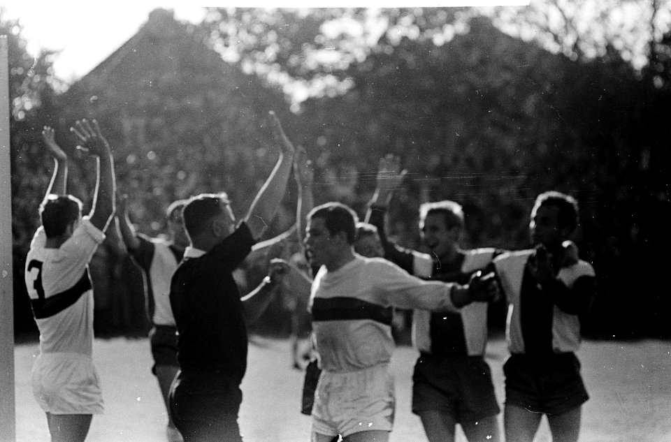 Speler van DWS protesterend bij de scheidsrechter terwijl de spelers van Elinkwi, Bestanddeelnr 918-2906