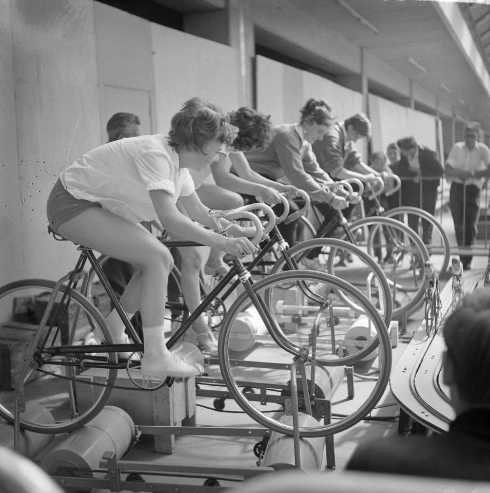 Spel en sport voor jeugd in RAI-gebouw te Amsterdam. Hometraining, Bestanddeelnr 915-3587