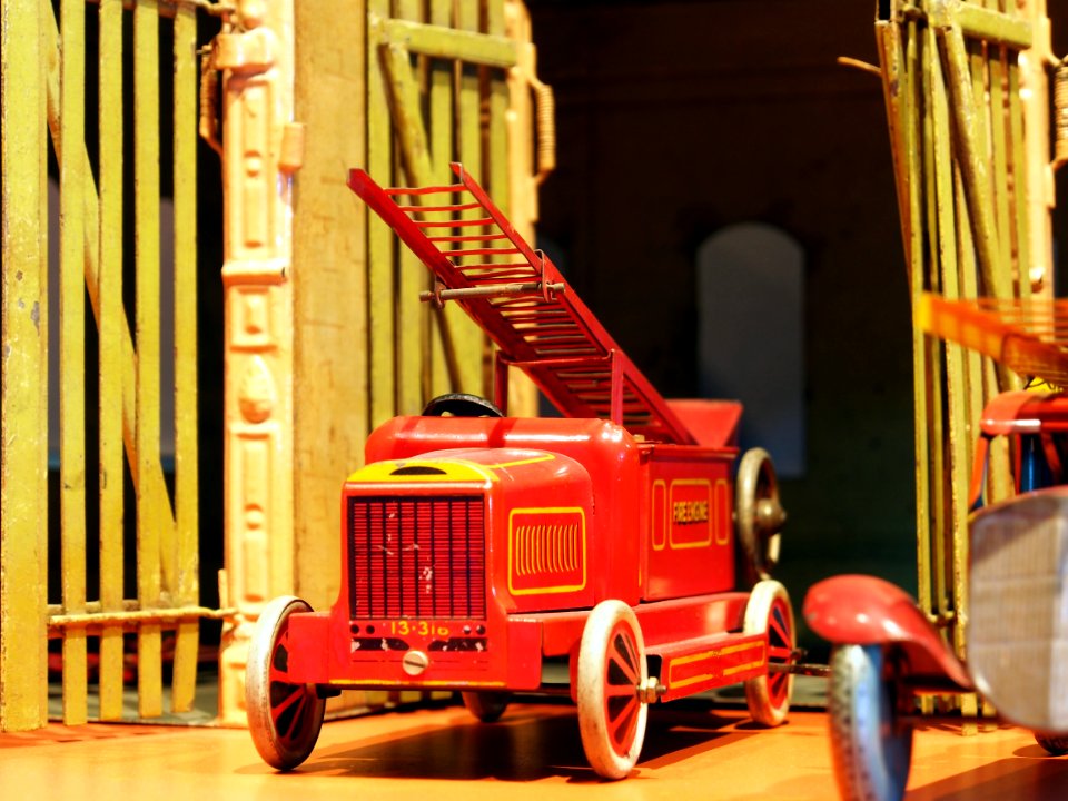 Speelgoedmuseum Deventer, clockwork wind-up tin toy, fire engine with ladder