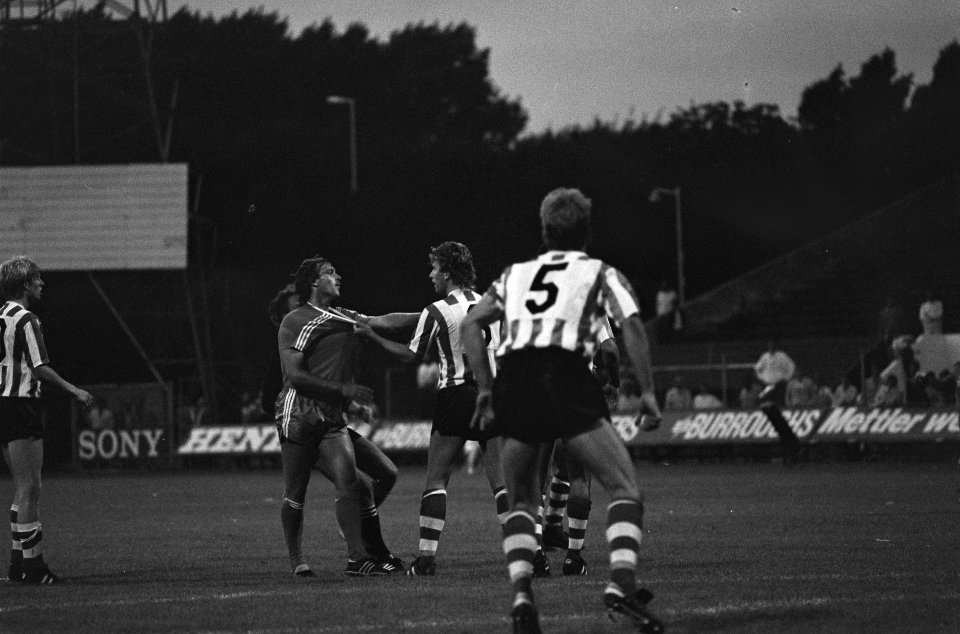 Sparta-PSV van der Gijp (l) maakt ruzie met Ronald Lengkeek, Bestanddeelnr 933-7318