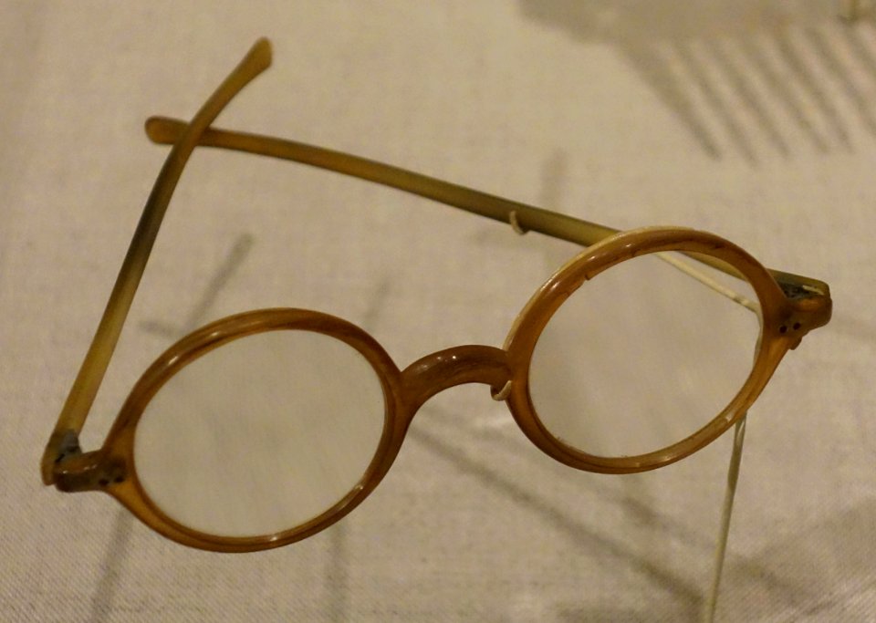 Spectacles (horn rims), 1800-1840, probably United States, cattle horn, glass, paktong, iron - Winterthur Museum - DSC01584