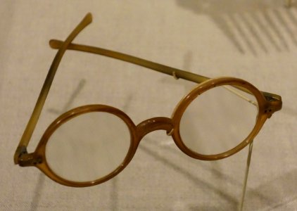 Spectacles (horn rims), 1800-1840, probably United States, cattle horn, glass, paktong, iron - Winterthur Museum - DSC01584