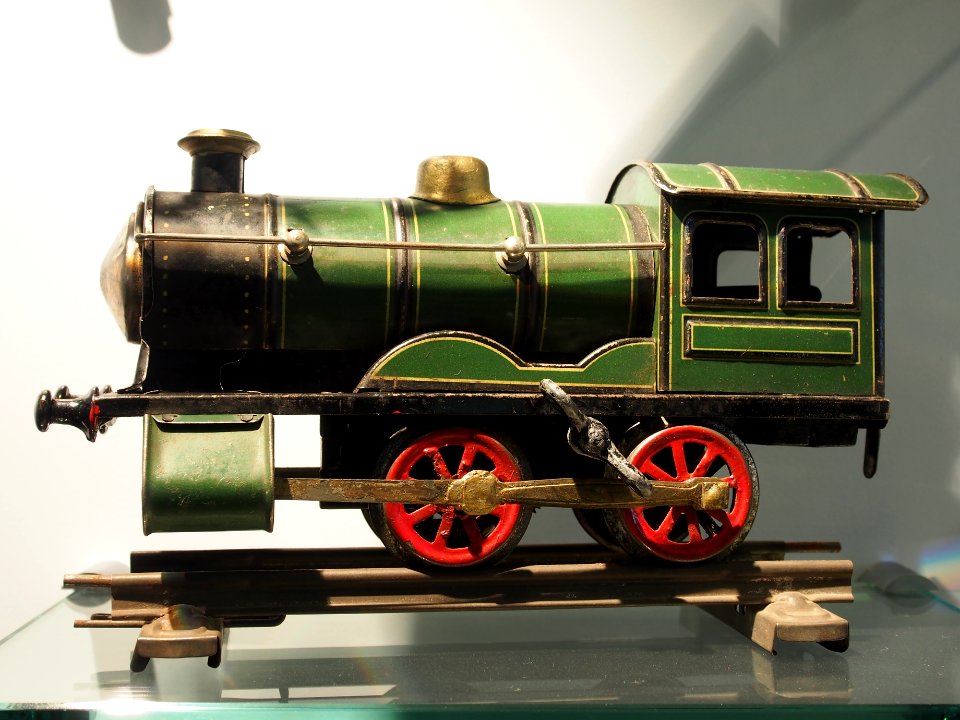 Speelgoedmuseum Deventer, clockwork wind-up tin toy, Locomotive H Fischer & Co ca 1913