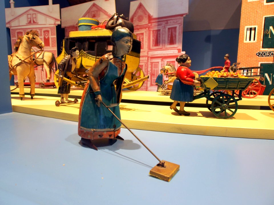 Speelgoedmuseum Deventer, clockwork wind-up tin toy, lady cleaning