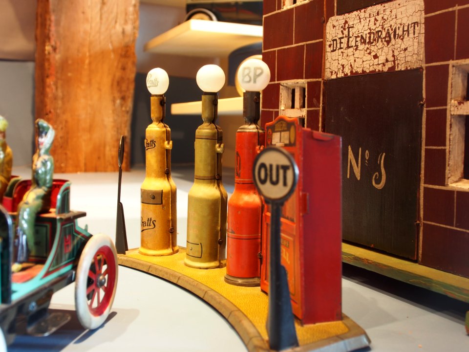 Speelgoedmuseum Deventer, Tin toy gas station pic2