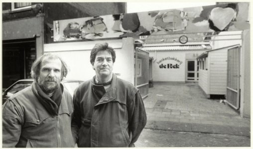 Spaarnwouderstraat 67, muurschildering bij bakker de Rek. Links de kunstenaar, rechts bakker de Rek. NL-HlmNHA 54023315