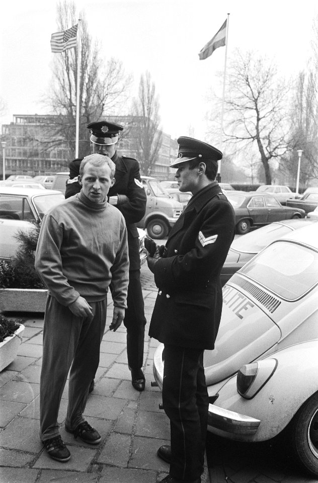 Speler Jimmy Johnstone in gesprek met politieagenten, Bestanddeelnr 924-3390