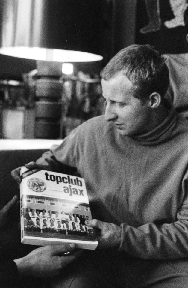 Speler Jimmy Johnstone met een blad over Ajax, Bestanddeelnr 924-3397