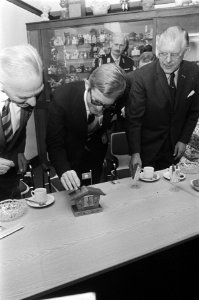 Spaarpottenmuseum geopend door Pieter van Vollenhoven (rechts heer Ter Wolbeek ), Bestanddeelnr 928-8374
