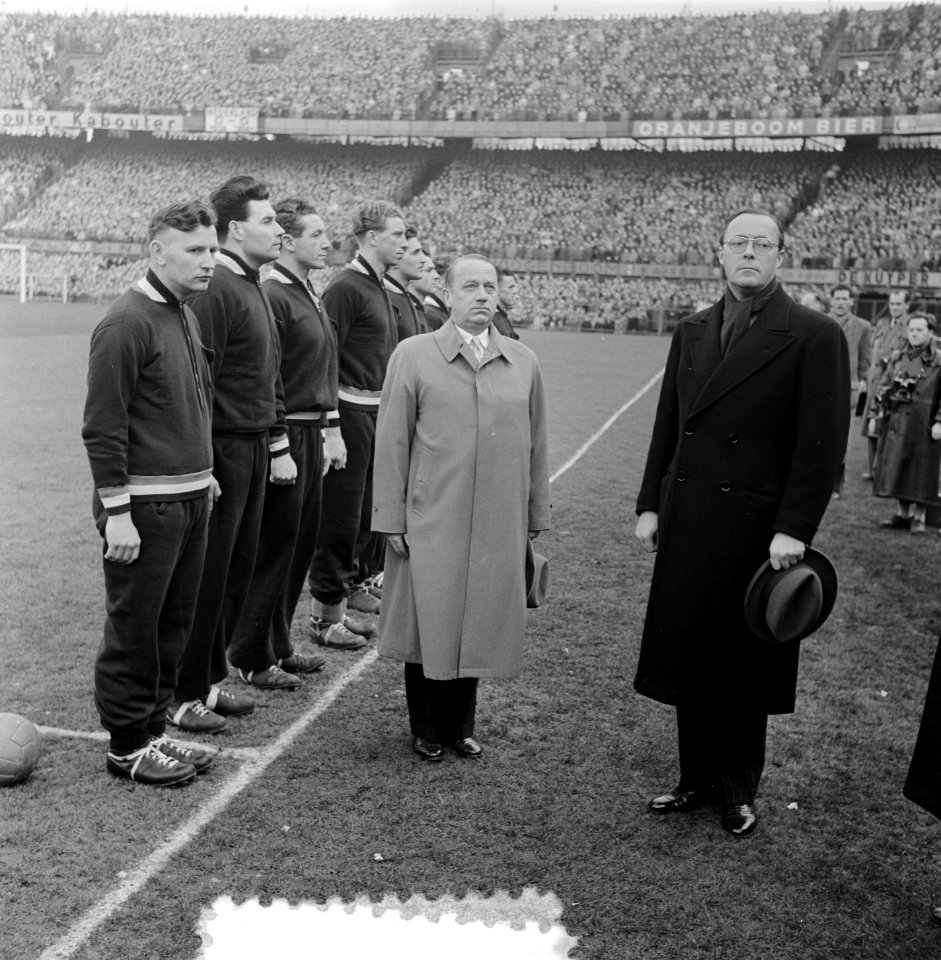 Spelers en Prins tijdens Volkslied, Bestanddeelnr 905-5878