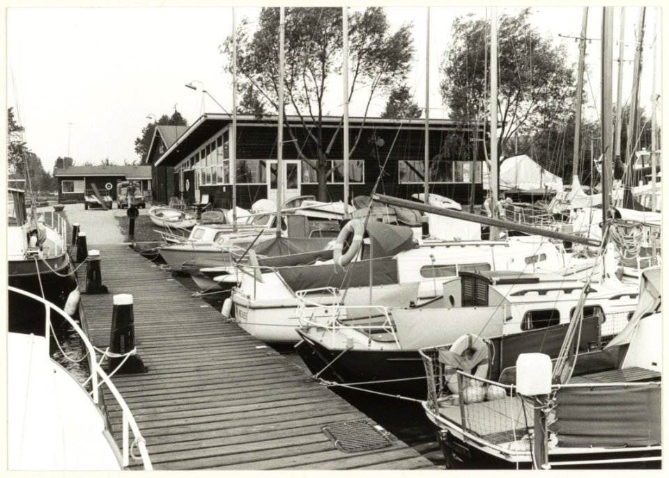 Spaarndamseweg 15. Een gedeelte van de eigen haven van de Haarlemse Jachtclub, met honderd lifplaatsen, een grote botenloods en een clubhuis