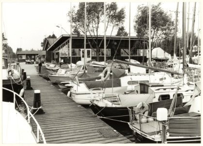 Spaarndamseweg 15. Een gedeelte van de eigen haven van de Haarlemse Jachtclub, met honderd lifplaatsen, een grote botenloods en een clubhuis