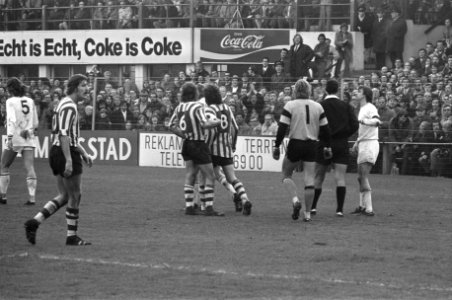 Sparta tegen Ajax 3-1, nummer 10A keeper Doesburg juichen nummer 12A en 13A sche, Bestanddeelnr 926-0733