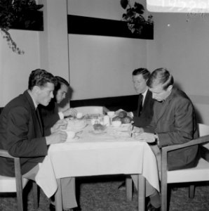 Spelers aan de ontbijttafel in het Rijnhotel, Bestanddeelnr 919-5369