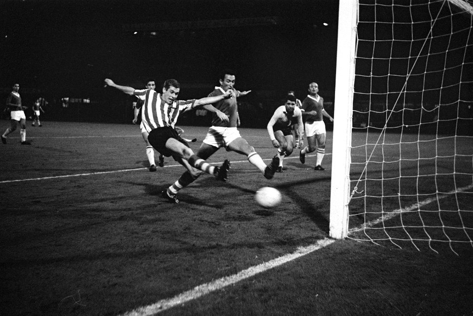 Speler Vermolen van Sparta scoort de tweede goal. Keeper A. Borg is geslagen, Bestanddeelnr 919-6438