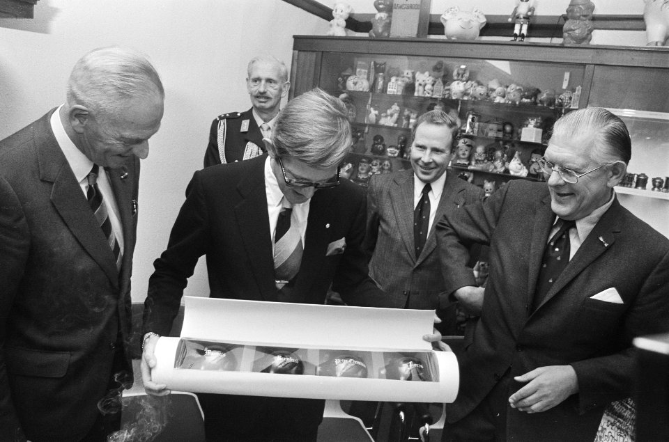 Spaarpottenmuseum geopend door Pieter van Vollenhoven (rechts heer Ter Wolbeek ), Bestanddeelnr 928-8378