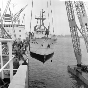 Spectaculair transport in haven Rotterdam, schip in takel, Bestanddeelnr 919-0532
