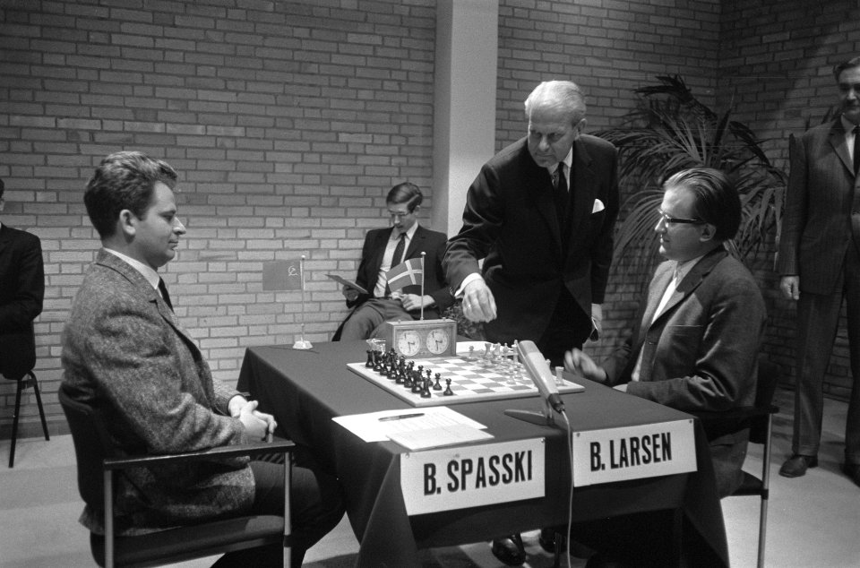 Spassky (l) en Larsen, Bestanddeelnr 923-4499