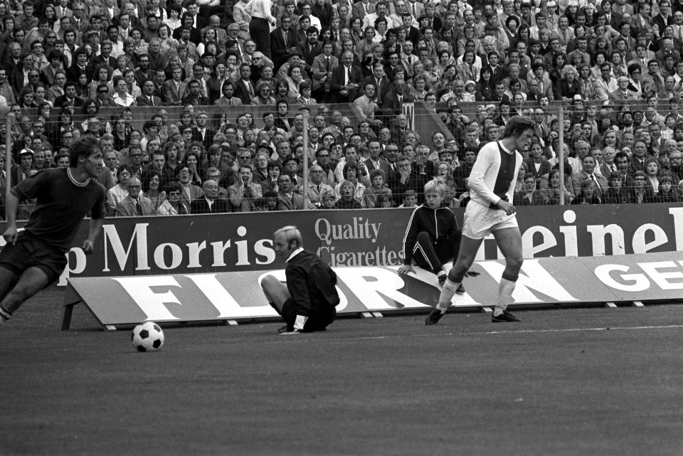 Sparta tegen Ajax 1-1, (l) Walbeek en grensrechter Vermei op de grond, Bestanddeelnr 924-8705