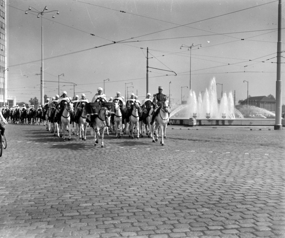 Spahis in Rotterdam. Spahis passeren Hofplein, Bestanddeelnr 912-8802