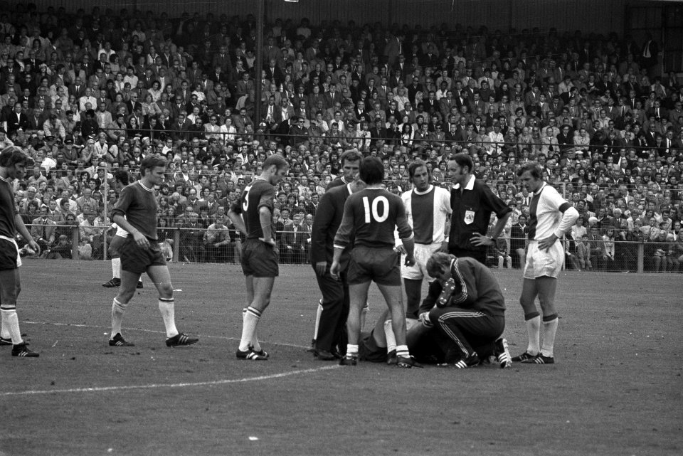 Sparta tegen Ajax 1-1, Nol Heijerman (Sparta) wordt gewond door verzorger Klamer, Bestanddeelnr 924-8707