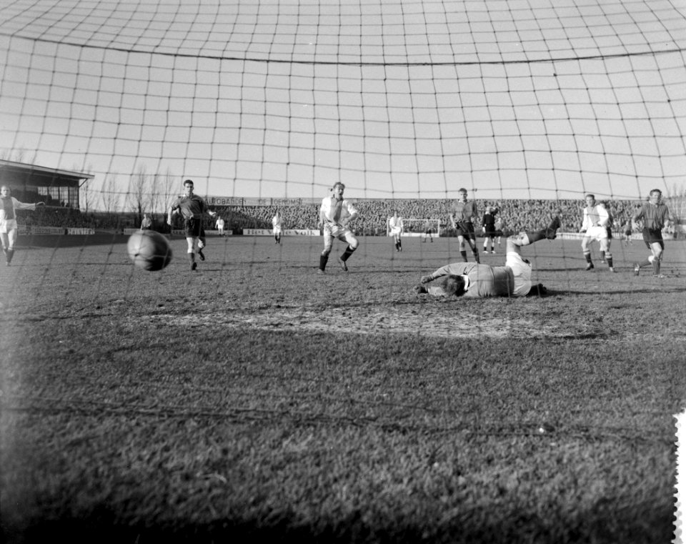 Sparta tegen Ajax 4-4 Van de Ham (Ajax) rechts keeper Muhring, Bestanddeelnr 909-1690