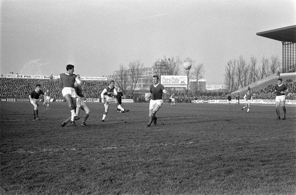 Sparta tegen Ajax 2-5 Swart van Ajax heeft ingeschoten Swart, Verhoeven, Groot,, Bestanddeelnr 915-8013