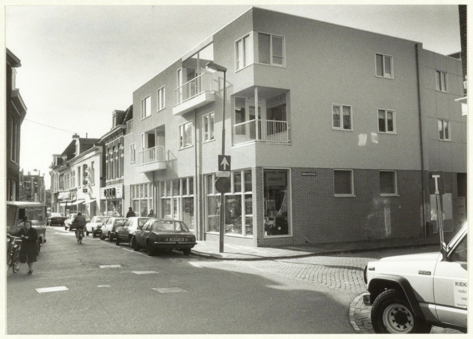 Spaarnwouderstraat, hoek Koralensteeg. Nieuwbouw onder architectuur van Aad de Koning. NL-HlmNHA 54031527