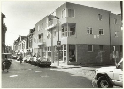 Spaarnwouderstraat, hoek Koralensteeg. Nieuwbouw onder architectuur van Aad de Koning. NL-HlmNHA 54031527