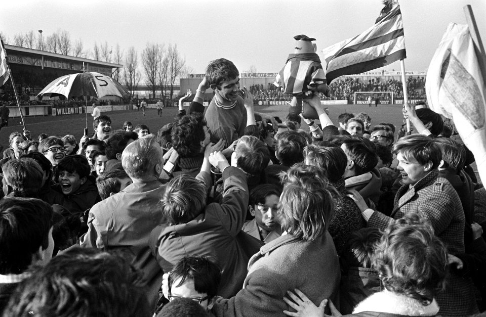 Sparta tegen Ajax 2-1, aanvoerder Eykenbroek (Sparta) gaa op schouders supporter, Bestanddeelnr 920-0598