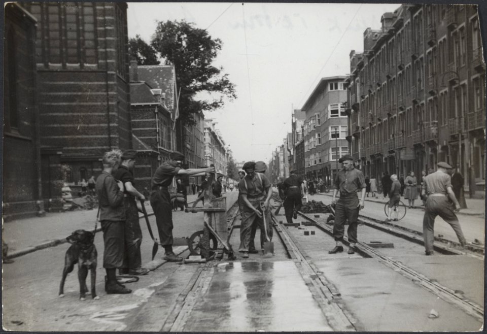 Spaarndammerstraat, Amsterdam (bij de H. Maria Magdalenakerk). Onder leiding van, Bestanddeelnr 512 077