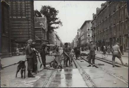 Spaarndammerstraat, Amsterdam (bij de H. Maria Magdalenakerk). Onder leiding van, Bestanddeelnr 512 077