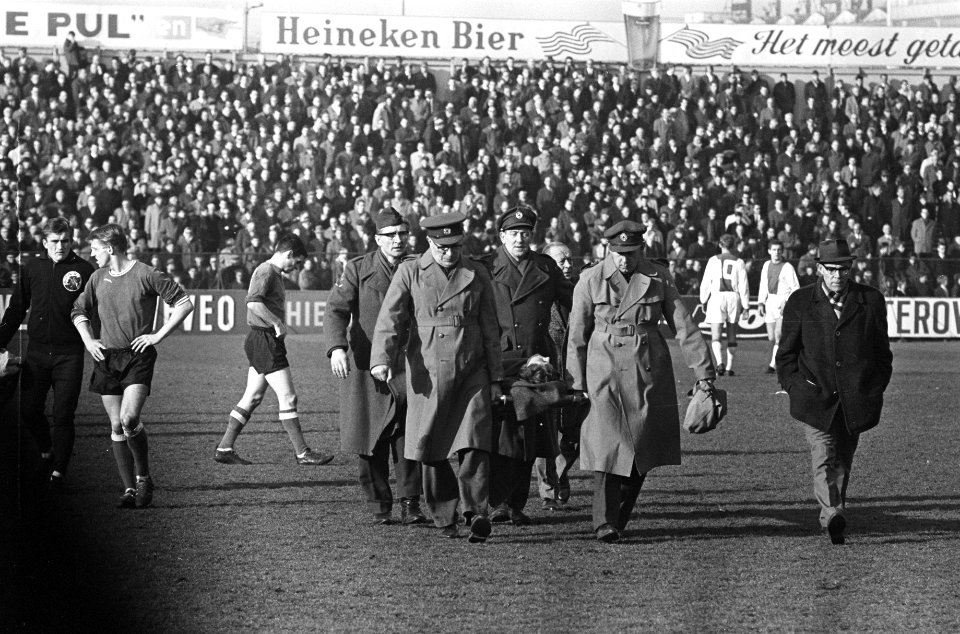 Sparta tegen Ajax 2-1, Van Duivenbode van het veld gedragen, Bestanddeelnr 920-0596